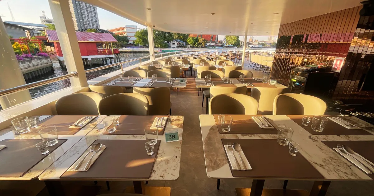 บรรยากาศที่นั่งภายในเรือดินเนอร์ The Planet Cruise โต๊ะกว้างมาก